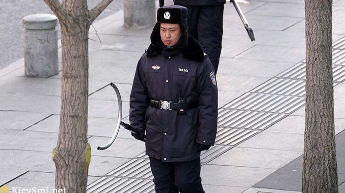 В Пекине при нападении на торговый центр погибла женщина В Пекине при нападении на торговый центр погибла женщина